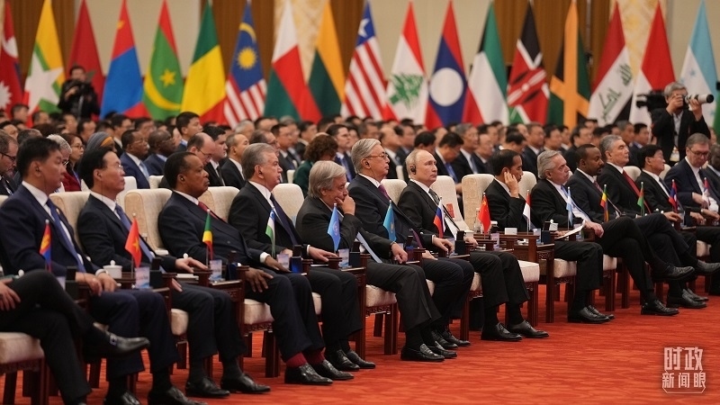 △18日上午，外方領(lǐng)導(dǎo)人在開(kāi)幕式上聆聽(tīng)習(xí)近平主席主旨演講。（總臺(tái)國(guó)廣記者李晉拍攝）