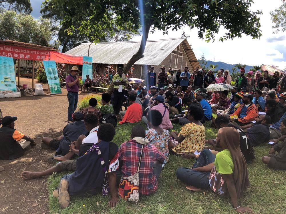 △2020年12月15日，中國專家在巴布亞新幾內(nèi)亞東高地省中國援助巴新菌草和旱稻技術(shù)項目第9期培訓(xùn)班上授課。