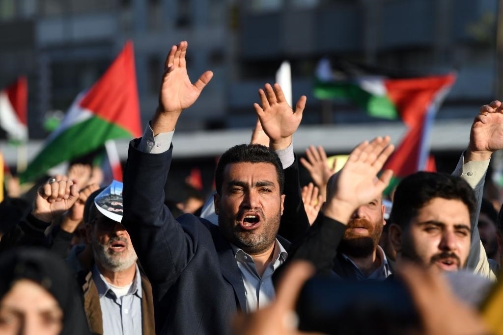 10月18日，人們在伊朗德黑蘭舉行集會。當日，突尼斯、土耳其、伊朗等多國民眾舉行集會，表達對巴勒斯坦人民的支持，并譴責針對加沙城醫(yī)院的襲擊。新華社記者 沙達提 攝