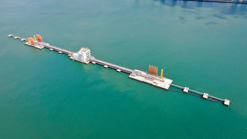 這是肯尼亞蒙巴薩油碼頭（2023年9月20日攝，無人機(jī)照片）。新華社發(fā)（中國交通建設(shè)股份有限公司肯尼亞蒙巴薩新建油碼頭項(xiàng)目部供圖）