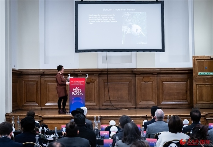 英國(guó)旅游達(dá)人瑪麗亞·拉莫爾作來川游歷主題分享。人民網(wǎng) 郭錦標(biāo)攝