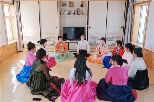 2023年6月，楊麗娜（后中）對(duì)擔(dān)任民宿管家的光東村村民們進(jìn)行標(biāo)準(zhǔn)化培訓(xùn)。（新華社記者金津秀攝）