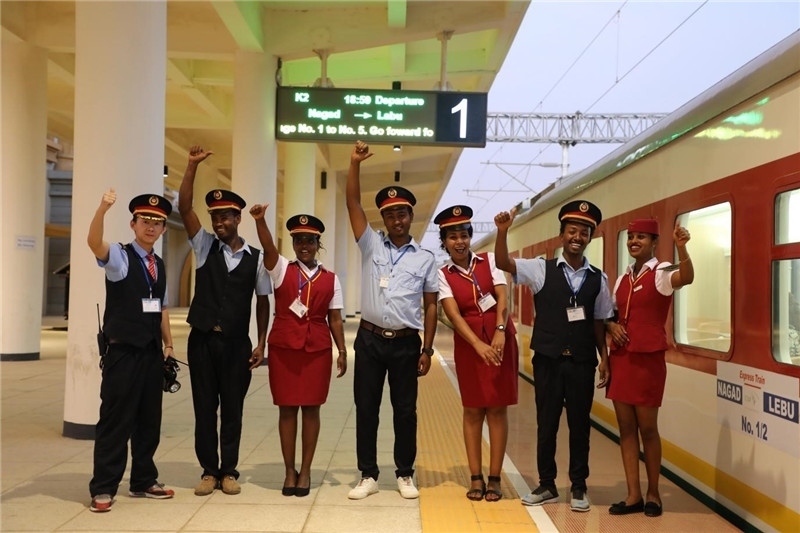 中埃員工組成的亞吉鐵路運(yùn)營團(tuán)隊(duì)。 中國土木工程集團(tuán)有限公司供圖