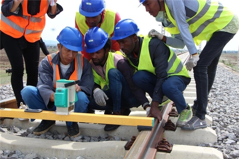 中方員工在鐵路現(xiàn)場培訓(xùn)埃方員工。 中國土木工程集團(tuán)有限公司供圖