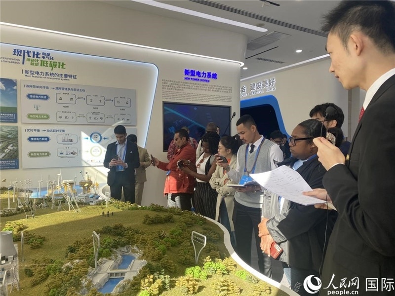 2023“一帶一路”媒體合作論壇聯(lián)合采訪團參訪中國能建。人民網(wǎng)記者 于洋攝