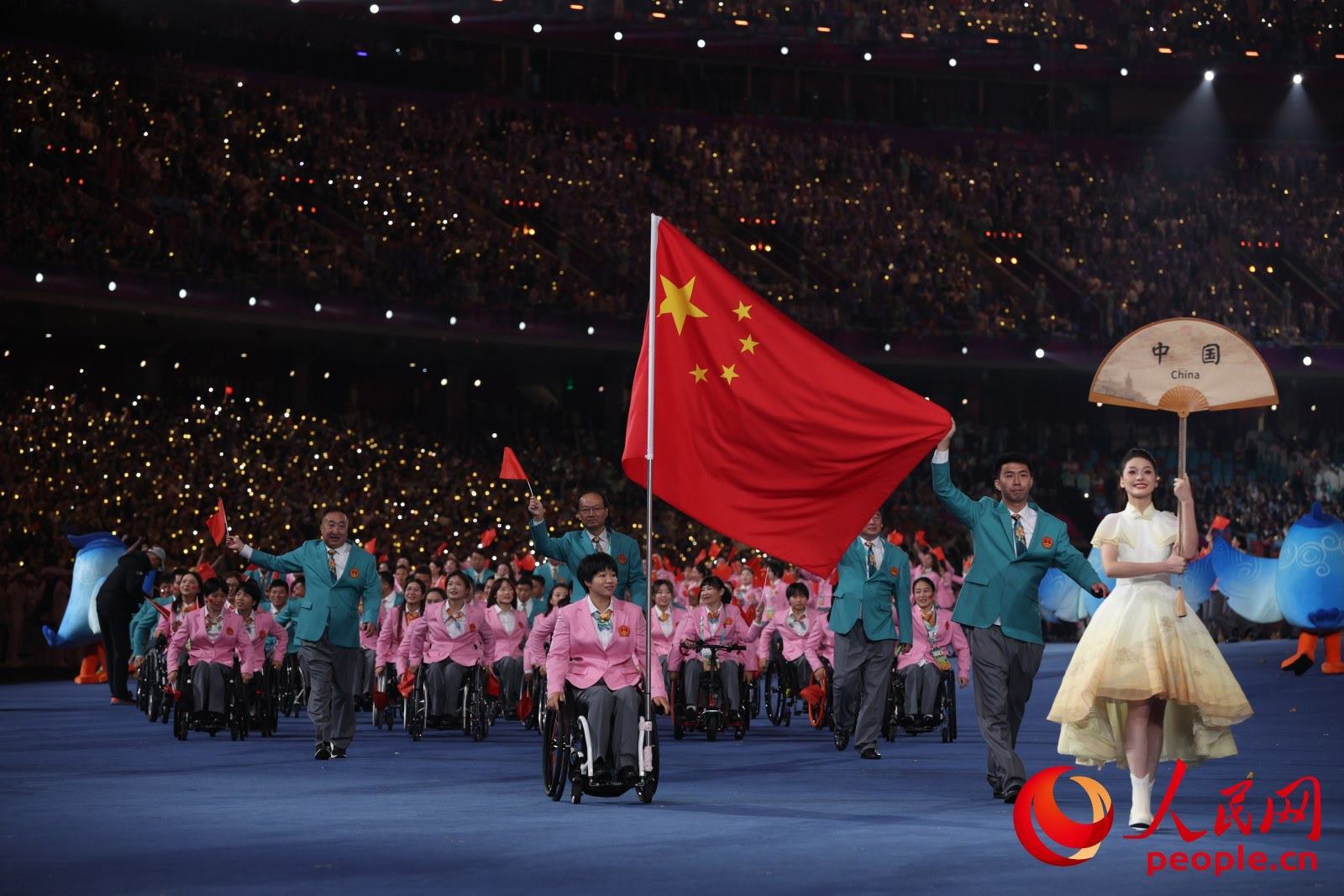 開幕式上，中國體育代表團(tuán)入場。人民網(wǎng) 周靜圓攝