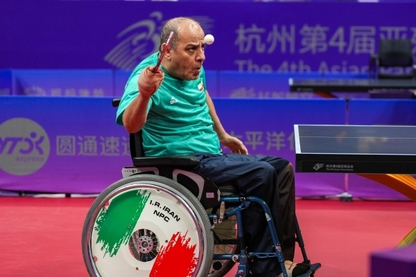 10月23日，杭州第4屆亞殘運(yùn)會(huì)乒乓球男子單打Class2小組循環(huán)賽舉行。圖為伊朗隊(duì)選手哈?！ず?jiǎn)費(fèi)尚在比賽中。圖片來(lái)源：杭州亞殘組委會(huì)