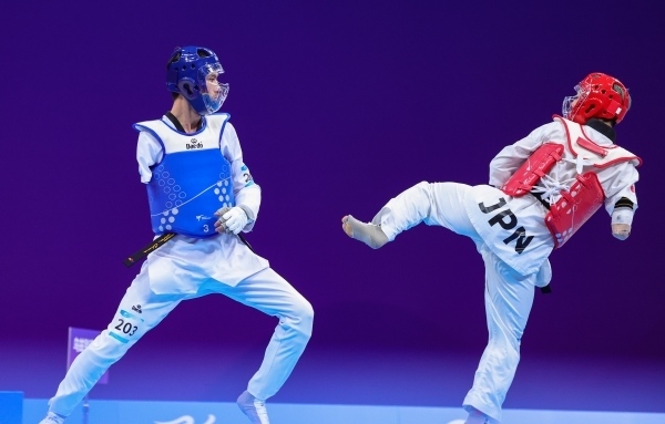 10月23日，杭州第4屆亞殘運(yùn)會(huì)跆拳道男子K44級(jí)58公斤級(jí)銅牌賽舉行。圖為烏茲別克斯坦隊(duì)選手桑賈貝克·穆赫托羅夫(左)和日本隊(duì)選手阿渡健太在比賽中。圖片來(lái)源：杭州亞殘組委會(huì)