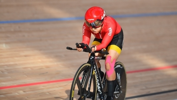 10月23日，杭州第4屆亞殘運(yùn)會(huì)場(chǎng)地自行車女子個(gè)人C4-5級(jí)3000米追逐賽金牌賽舉行。圖為中國(guó)隊(duì)選手季子賢在比賽中。圖片來(lái)源：杭州亞殘組委會(huì)