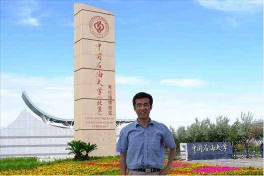 北京交通大學(xué)“銀齡教師”黃曉鳴。校方供圖