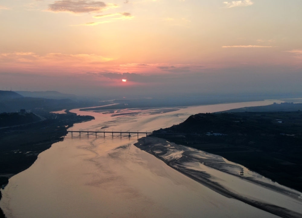  豫陜交界附近拍攝的黃河景色（2020年9月7日攝，無(wú)人機(jī)照片）。新華社記者 郝源 攝