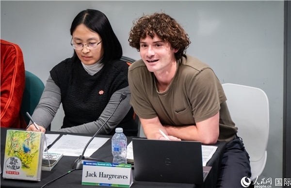 4、英國漢學(xué)家沈如風(fēng)對中國文學(xué)譯作的未來充滿期待。郭錦標(biāo)攝