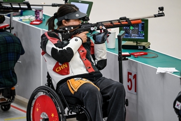 10月23日，杭州第4屆亞殘運(yùn)會射擊(R2)SH1級女子10米氣步槍立射資格賽舉行。圖為中國隊選手張翠平在比賽中。圖片來源：杭州亞殘組委