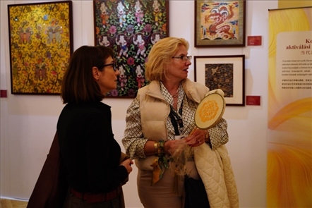 游客觀賞。布達佩斯中國文化中心供圖