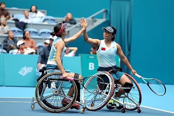 10月25日，杭州亞殘運(yùn)會(huì)輪椅網(wǎng)球女雙決賽，中國(guó)組合朱珍珍(右)/郭珞瑤慶祝得分。人民網(wǎng)記者 胡雪蓉?cái)z