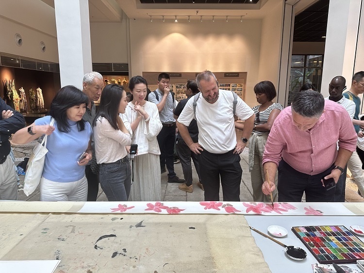 首屆國際傳播“絲路獎”獲獎代表等在廣州市荔灣區(qū)永慶坊參加文化交流活動。楊爍壁、王燕攝影報(bào)道