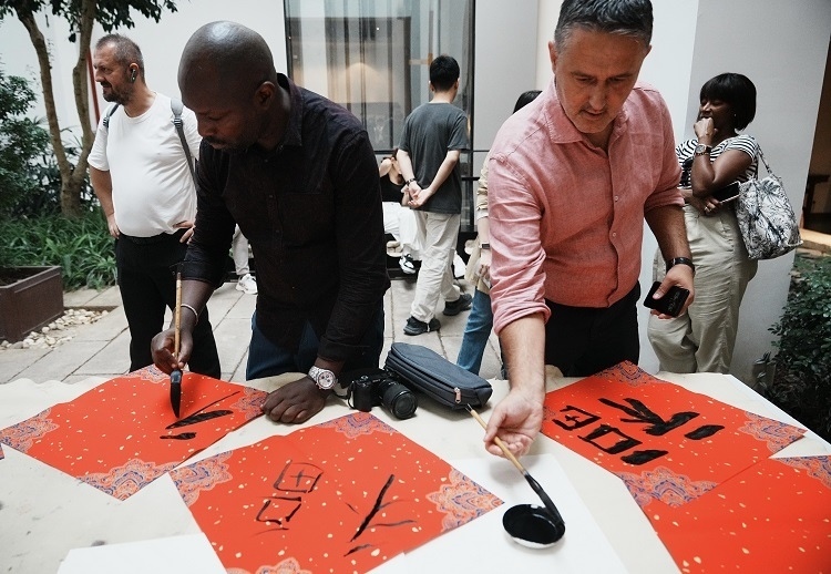 首屆國際傳播“絲路獎”獲獎代表等在廣州市荔灣區(qū)永慶坊參加文化交流活動。楊爍壁、王燕攝影報(bào)道