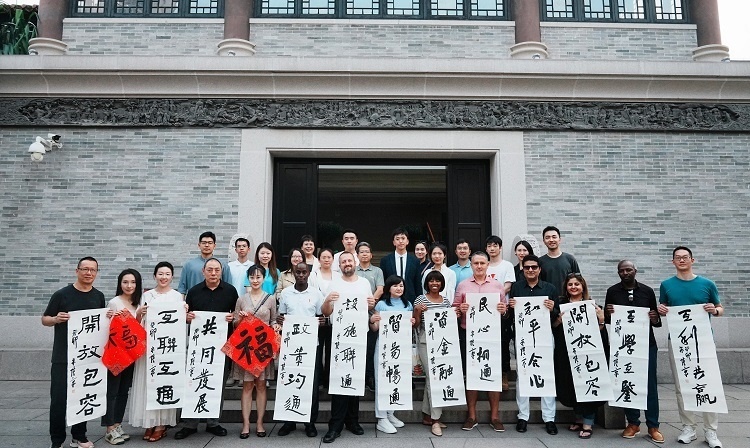 首屆國際傳播“絲路獎”獲獎代表等在廣州市荔灣區(qū)永慶坊參加文化交流活動。楊爍壁、王燕攝影報(bào)道