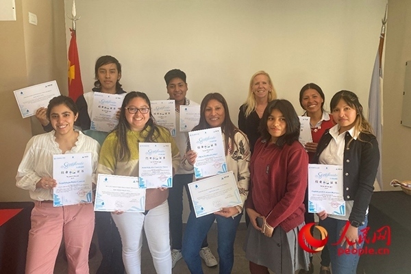 社區(qū)工作專家莫伊拉（后排右二）向“中文工坊”第二期培訓(xùn)班部分結(jié)業(yè)學(xué)員頒發(fā)由薩爾塔省教育部簽發(fā)的結(jié)業(yè)證書。人民網(wǎng)記者 吳思萱攝