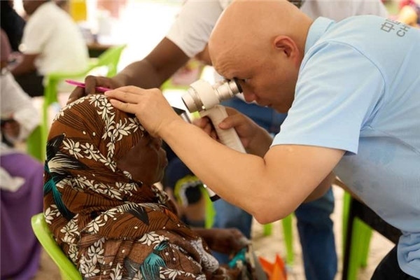 醫(yī)療隊(duì)為當(dāng)?shù)鼗颊吡x診。中國援桑醫(yī)療隊(duì)供圖