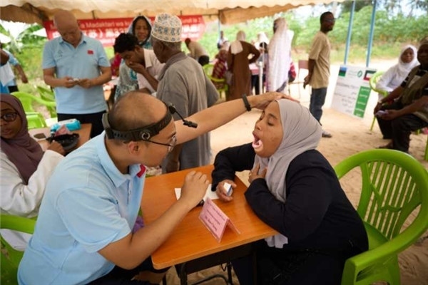 醫(yī)療隊(duì)為當(dāng)?shù)鼗颊吡x診。中國援桑醫(yī)療隊(duì)供圖