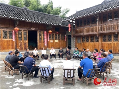 花垣縣石欄鎮(zhèn)朋巖村的院壩會。人民網 周靜圓攝