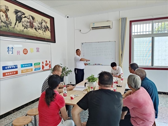 泉塘村17組議事會正在討論土地整理事項。湖南省司法廳供圖