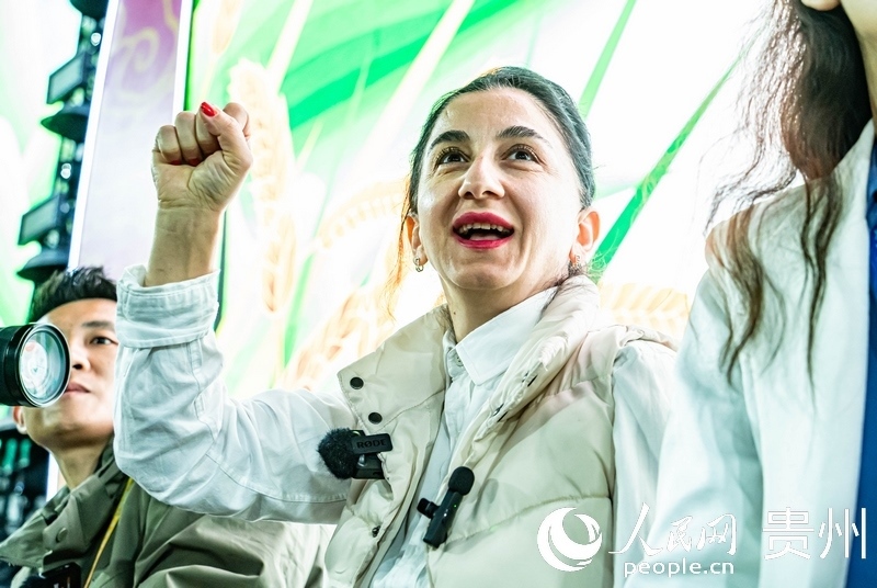 外媒記者在現(xiàn)場吶喊助威。人民網(wǎng) 陽茜攝