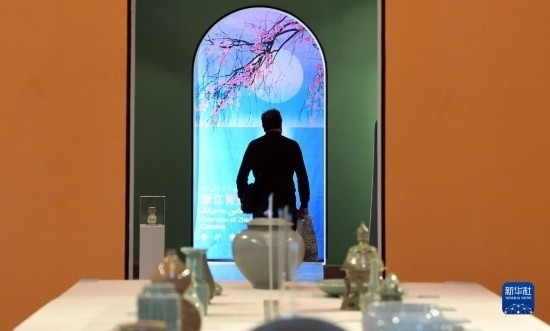 10月30日，人們?cè)谝晾实潞谔m伊朗國(guó)家藝術(shù)科學(xué)院觀看展出的展品。新華社記者 沙達(dá)提 攝