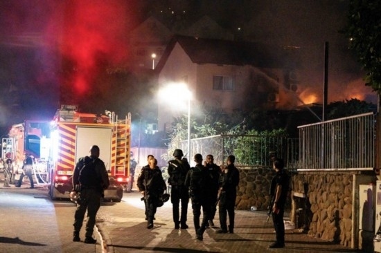  10月29日，在以色列北部城市謝莫納，以軍士兵和急救人員在一處被火箭彈擊中的現(xiàn)場(chǎng)執(zhí)勤。新華社發(fā)（阿亞爾·馬爾戈林?jǐn)z/基尼圖片社）