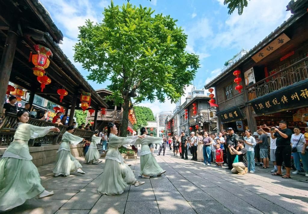 國慶節(jié)期間，福州市三坊七巷歷史文化街區(qū)上演《尋夢閩都》快閃。新華社發(fā)