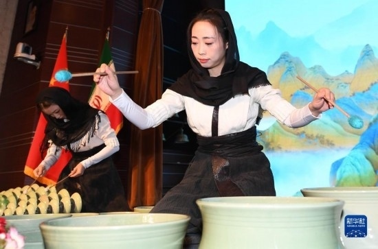10月30日，演員在伊朗德黑蘭伊朗國(guó)家藝術(shù)科學(xué)院舉行的“青風(fēng)海上來(lái)”浙江青瓷巡禮開(kāi)幕式暨“萬(wàn)象中國(guó)·天下寧波”寧波文旅推介會(huì)開(kāi)幕式上表演。新華社記者 沙達(dá)提 攝