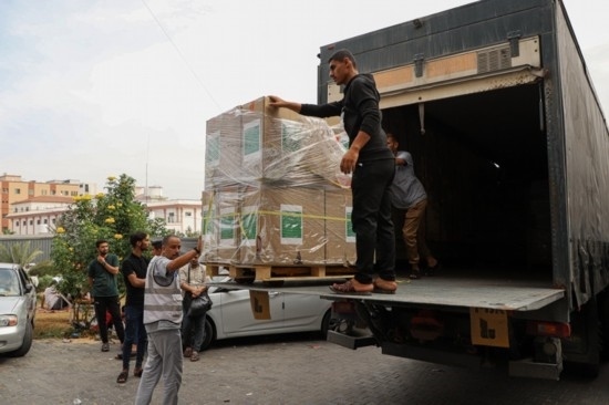  10月29日，工作人員在加沙地帶南部城市汗尤尼斯的一家醫(yī)院搬運(yùn)醫(yī)療援助物資。新華社發(fā)（里澤克·阿卜杜勒賈瓦德攝）
