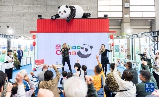  10月29日，游客在日本大阪國(guó)際會(huì)展中心中國(guó)館參與中國(guó)旅游知識(shí)問答活動(dòng)。新華社發(fā)（中國(guó)駐大阪旅游辦事處供圖）