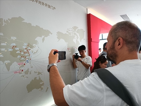 來自波黑的法魯克·博里奇用手機(jī)記錄廣州港可以通達(dá)到的世界城市與地區(qū)。石青川 攝