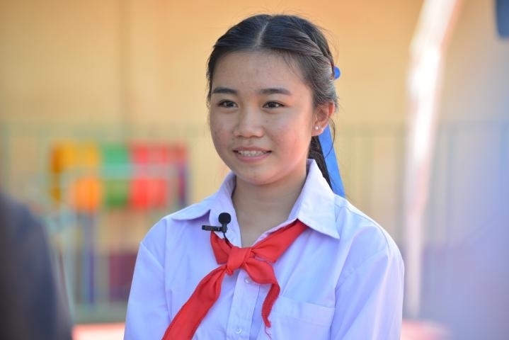 蓬批灣結(jié)束中國之行返回老撾后接受記者采訪。