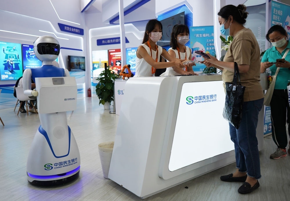 2022年9月4日，在服貿(mào)會(huì)首鋼園區(qū)金融服務(wù)專題展上，參觀者在中國(guó)民生銀行展臺(tái)咨詢金融業(yè)務(wù)。新華社記者 金皓原 攝