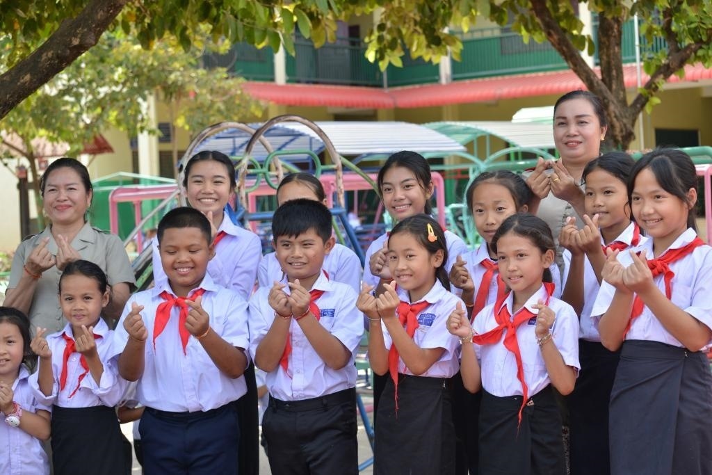 在采訪中，中老友好農(nóng)冰村小學(xué)師生為老中友誼“比心”。