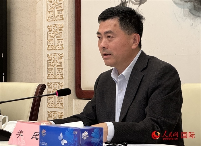 10月31日，歐美同學(xué)會秘書長李民在第五屆中法文化論壇媒體吹風(fēng)會上講話。（人民網(wǎng) 謝瑩攝）