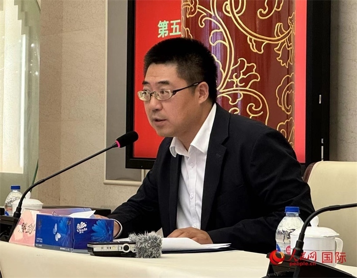 10月31日，歐美同學(xué)會副秘書長滕劍峰在第五屆中法文化論壇媒體吹風(fēng)會上講話。（人民網(wǎng) 謝瑩攝）