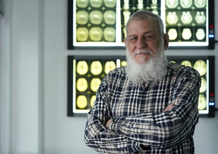 10月31日，古巴科學(xué)家裴德樂在電子科技大學(xué)校園內(nèi)。