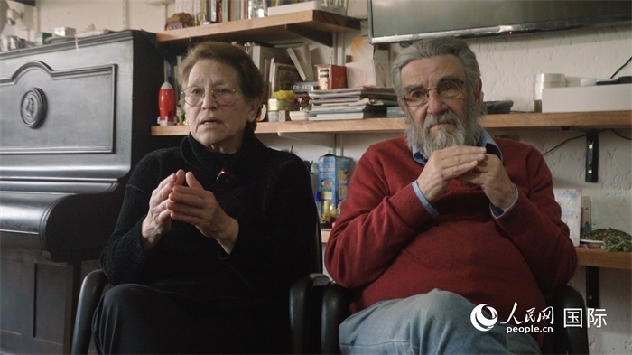 艾麗西亞·奧夫雷貢（左）和馬里奧·帕佐斯接受人民網(wǎng)專訪。人民網(wǎng)記者 張若涵攝