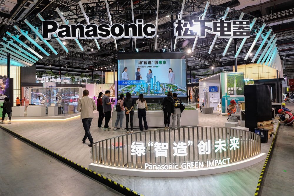 2023年11月2日，工作人員在進博會松下電器展位做準備工作。新華社記者 辛夢晨 攝