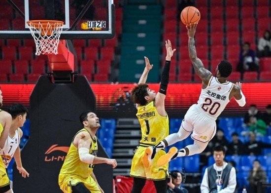 11月4日，北京控股隊(duì)球員費(fèi)爾德（右一）在比賽中投籃。新華社記者 顏麟蘊(yùn) 攝