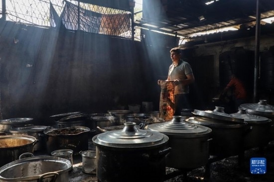 11月3日，在加沙地帶南部城市拉法，人們在煤氣中斷后用柴火做飯。新華社發(fā)（里澤克·阿卜杜勒賈瓦德攝）