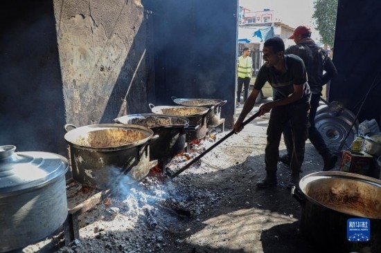 11月3日，在加沙地帶南部城市拉法，人們在煤氣中斷后用柴火做飯。新華社發(fā)（里澤克·阿卜杜勒賈瓦德攝）