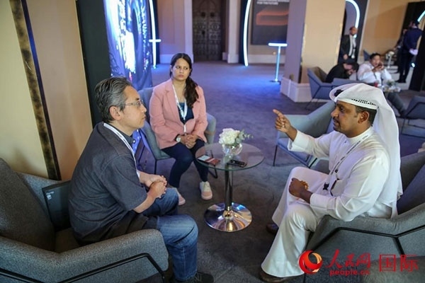 人民網(wǎng)記者采訪迪拜創(chuàng)新企業(yè)家索萊曼·里法伊（右一），索萊曼表示期待加強與中方合作。人民網(wǎng) 塔里克·易卜拉欣 攝