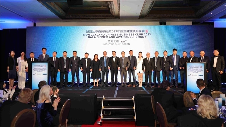 新西蘭華商聯(lián)合總會(huì)首批會(huì)員代表上臺亮相。攝影：張凱
