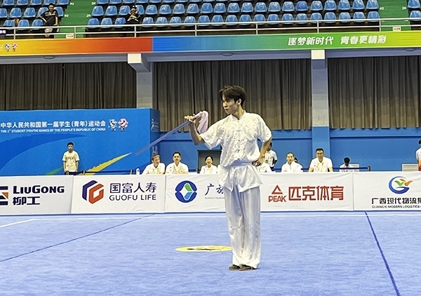 11月6日，第一屆全國學生（青年）運動會武術套路（大學組）男子自選劍術比賽中。人民網(wǎng)記者 歐興榮攝