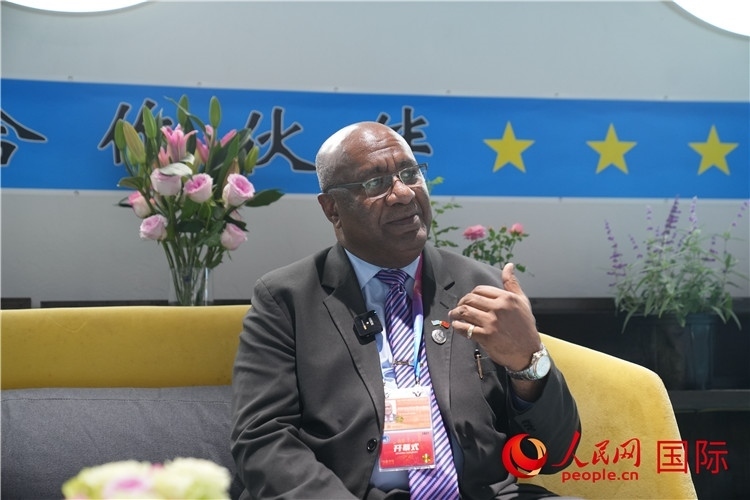 斐濟副總理兼貿(mào)易部長卡米卡米加談參加進博會感受。人民網(wǎng)記者 吳超嵐攝